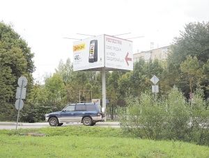Стелу снова отодвинули
