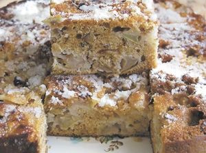 Медово-яблочный пирог с орехами