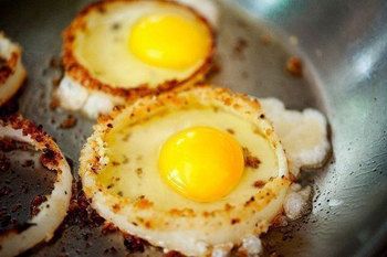 Яичница в луковых колечках