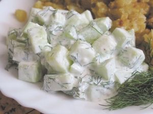 Огуречный салат со сметаной и чесноком