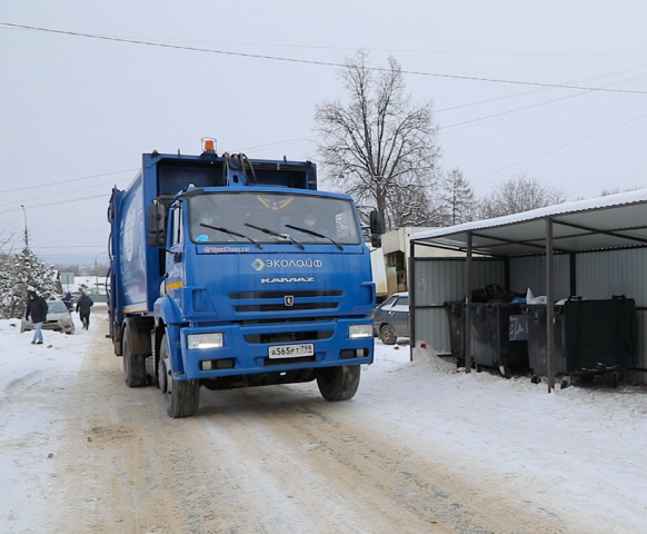 Двенадцать новых мусоровозов начали работать в Волоколамске