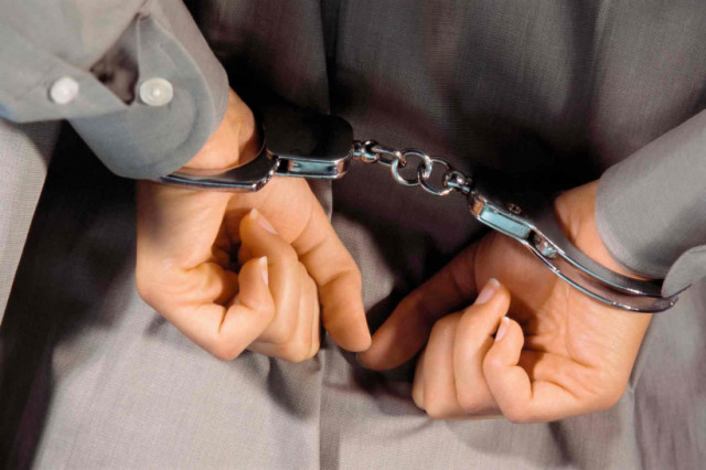 Серийного грабителя взяли под стражу