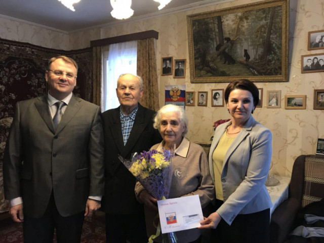 Ветерана финансовой службы с 90-летием поздравил глава района