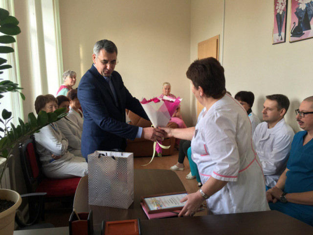 В Волоколамске поздравили с юбилеем медицинского сотрудника