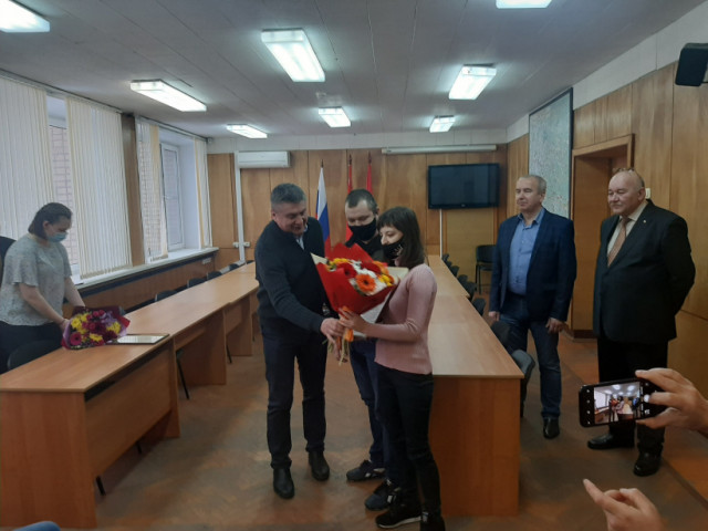 Молодые семьи Волоколамского округа получили жилищные сертификаты