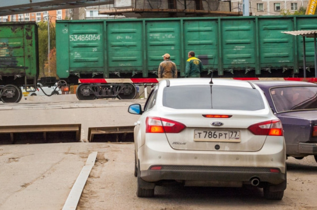 В Чисмена железнодорожники предотвратили столкновение поезда и автомобиля