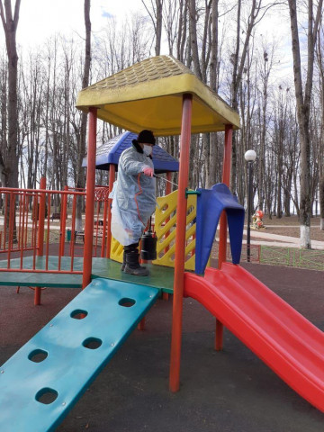 В Волоколамске ежедневно дезинфицируют спортивные и детские площадки