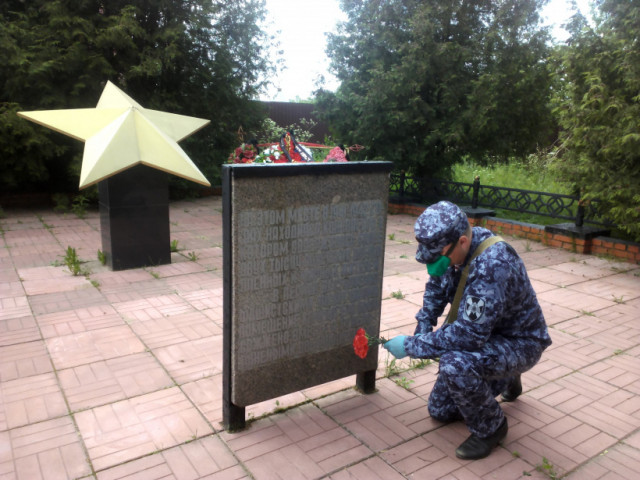 В бывшем нацистском концлагере в Шаховской росгвардейцы зажгли «Свечи памяти»