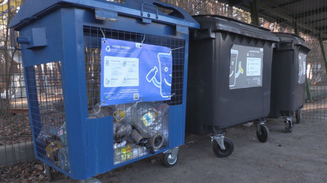 Для чего нужны синие мусорные баки