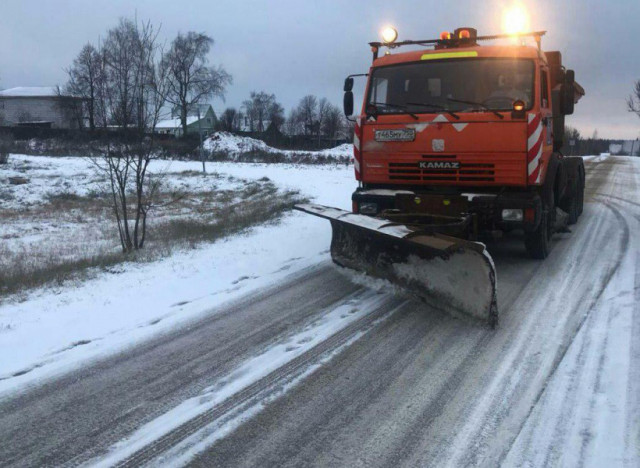 Более 480 единиц спецтехники расчищают дороги Подмосковья от снега