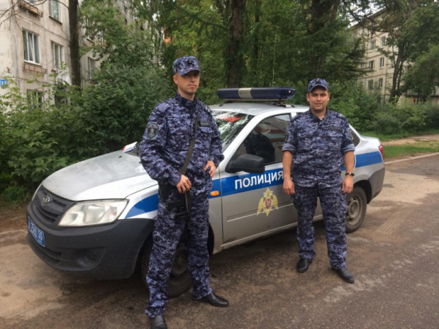 Росгвардейцы задержали мужчину громившего лопатой автомобили