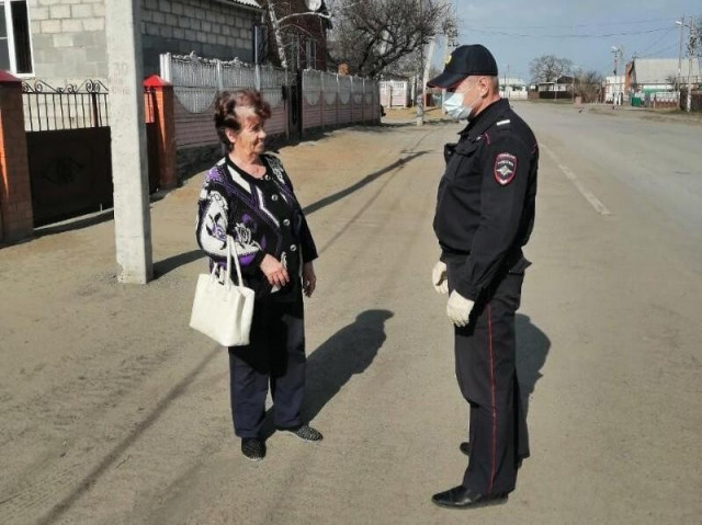 Полицейские Волоколамска убеждают жителей соблюдать "масочный режим"