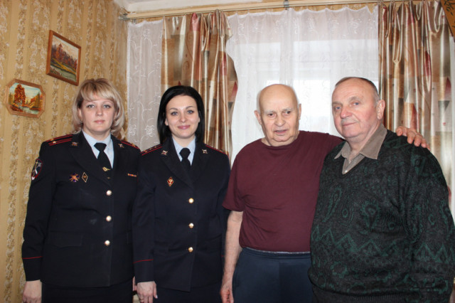 Волоколамские полицейские совместно с общественниками поздравили ветерана МВД