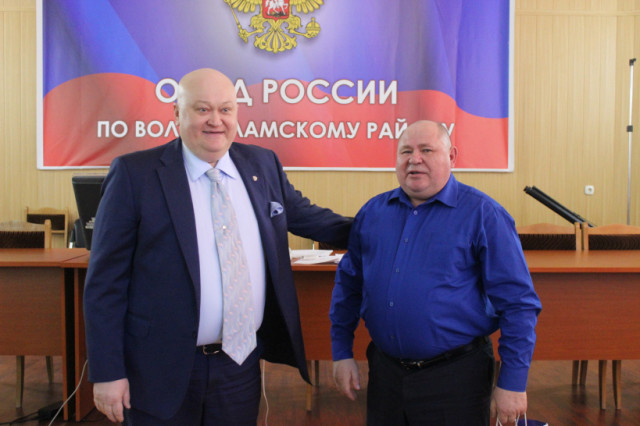 Волоколамские полицейские поздравили с 60-летним юбилеем ветеранов ОМВД