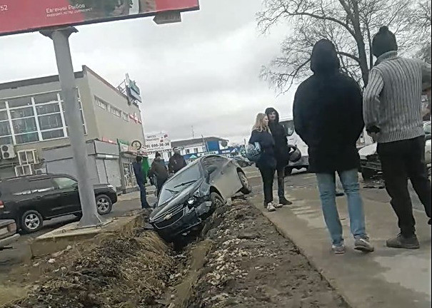 Автомобильная авария произошла 8 марта у железнодорожного вокзала Волоколамска