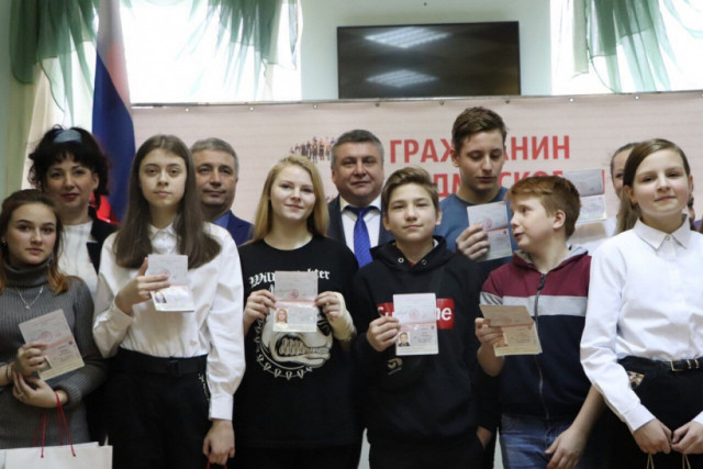 Юные жители Волоколамского округа получили паспорта из рук главы