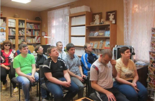 Волоколамская библиотека показала документальный фильм о генерале Панфилове инвалидам по зрению