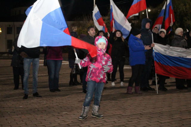 В Волоколамске прошел флешмоб "Севастопольский вальс"