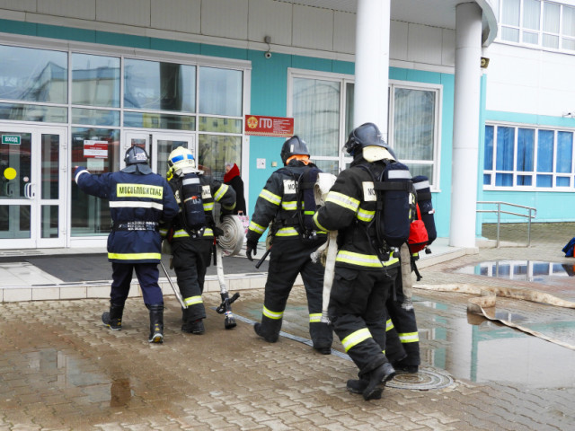 Волоколамские пожарные ликвидировали пожар в Дворце спорта "ЛАМА"