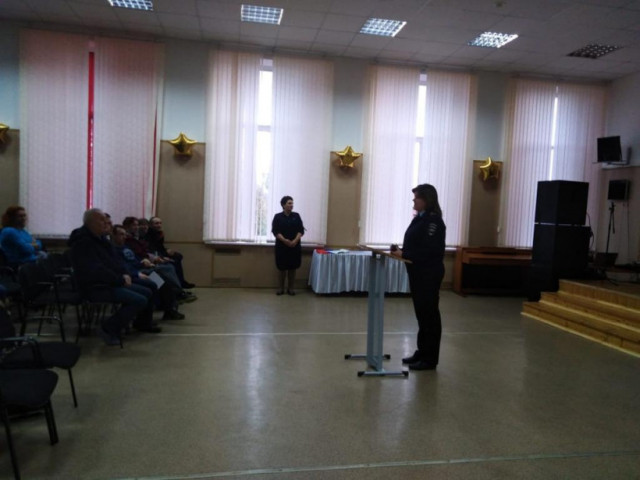 Полицейские пришли на родительское собрание