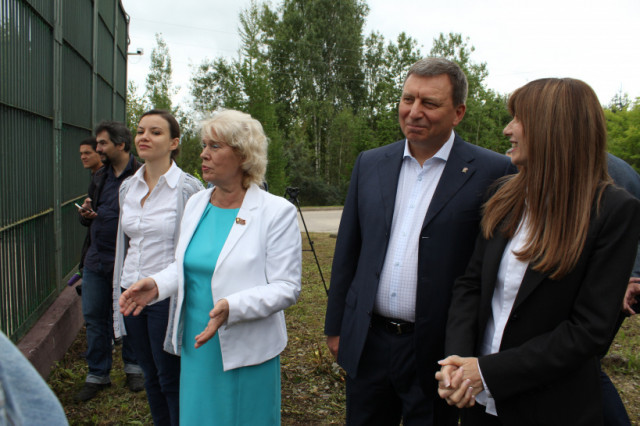 Единороссы приехали в Сычёво в гости к спасённому ими медвежонку в Якутии