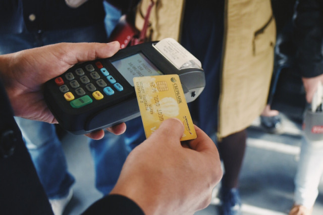 Теперь в автобусах можно платить одной картой за четверых
