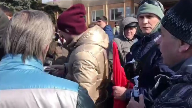 Жители Волоколамска прогнали людей с флагами с митинга