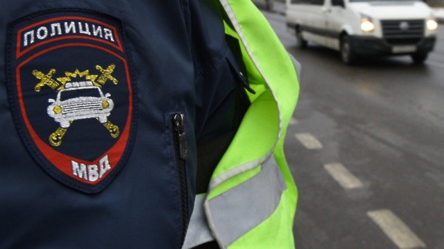 На переезде в Чисмена поезд чудом не снёс автомобиль