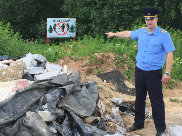 В Жданово поймали мужчину выгружавшего строительный мусор в контейнеры