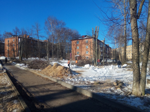В Волоколамске приводят в порядок сквер в микрорайоне
