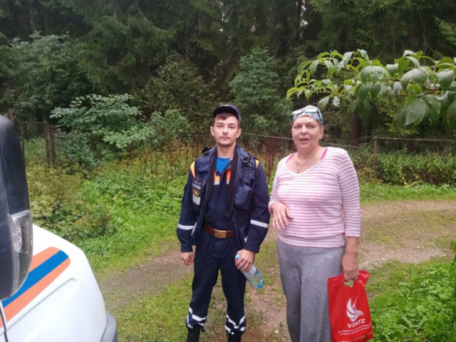 В Волоколамске спасатели вывели из леса заблудившуюся женщину