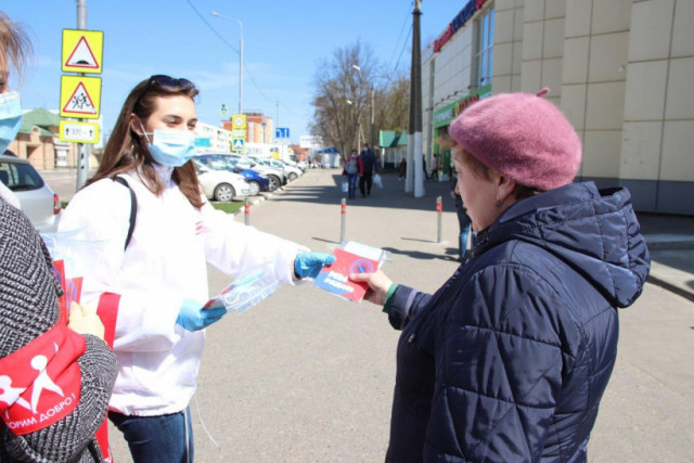 Волонтёры раздали маски жителям Волоколамска