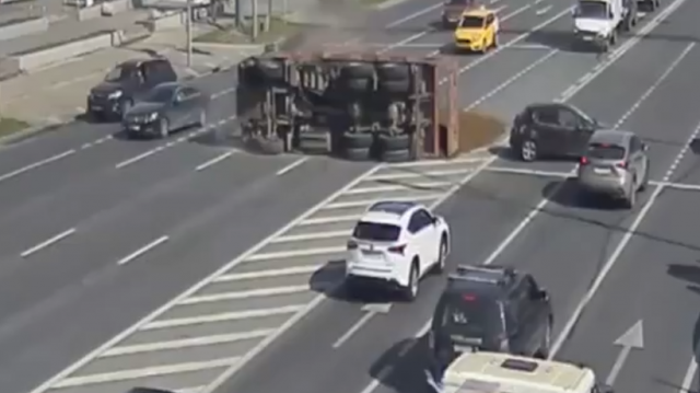 В Сети появилось видео с места ДТП с грузовиком на Волоколамском шоссе