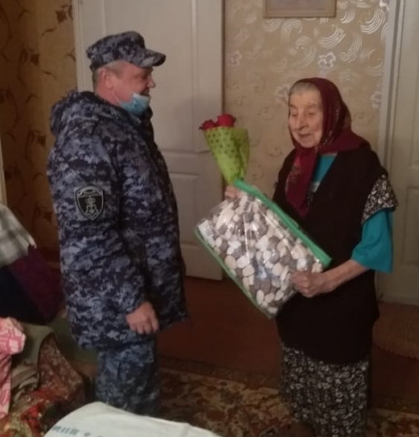 Волоколамские росгвардейцы поздравили с юбилеем маму погибшего сотрудника
