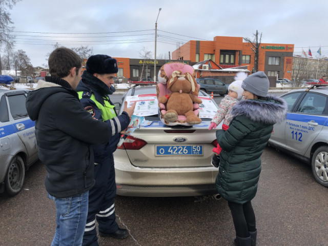 Сотрудники Госавтоинспекции на страже безопасности маленьких пассажиров
