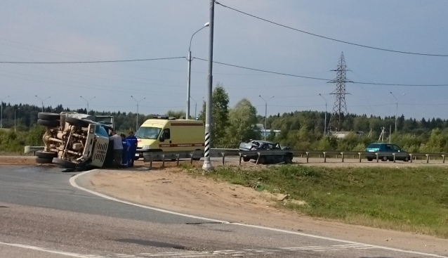 От удара легковушки перевернулся грузовик
