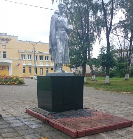 Вандалы подожгли венки возле памятника на "фабрике"