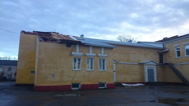 Жуткий ветер снес крышу на фабричном ДК