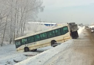 Пассажирский автобус слетел с дороги на трассе М9 "Балтия"