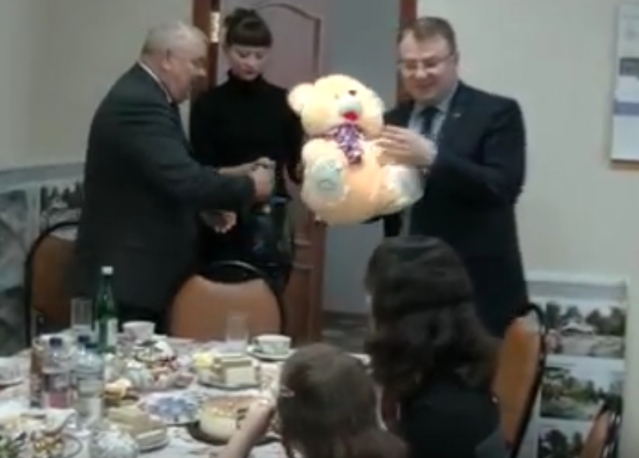Дети-инвалиды попили чаю с главой района и главой города
