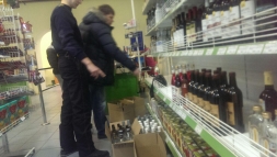 Сотрудники ОБЭП изъяли весь алкоголь в супермаркете "Пшеничникофф"