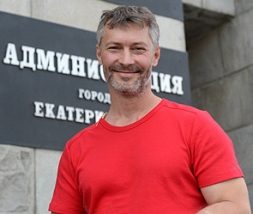 Скромный мэр Ройзман и новые авто за четыре с половиной миллиона