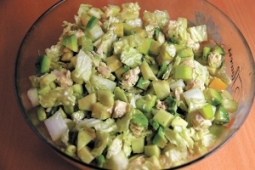 Салат с авокадо, яблоком и куриным филе