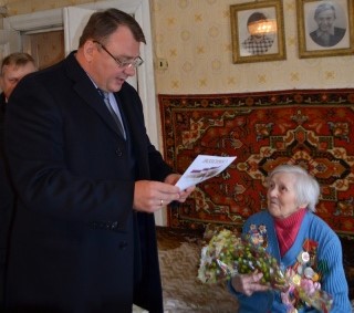 С 90-летием Глава Волоколамского района Евгений Гаврилов поздравил Александру Шкапкину