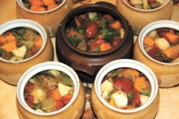 Баранина, запеченная с тыквой, овощами и пряными травами