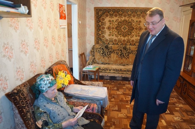 Евгений Гаврилов поздравил с 90-летием жительницу города Уварову Марию Алексеевну