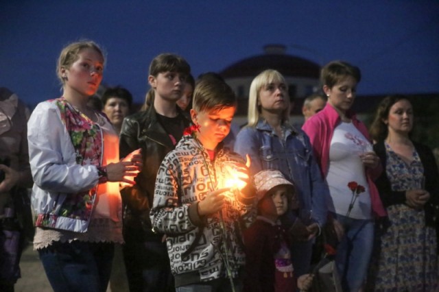 200 человек зажгли свечи в центре города