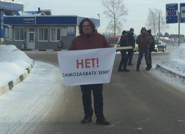 Артем Любимов устроил в совхозе одиночный пикет