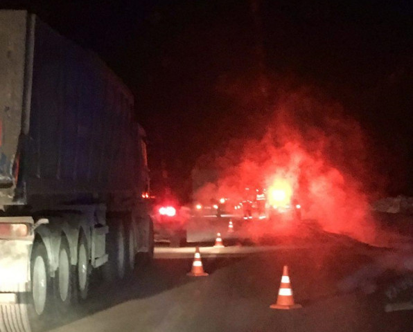 Страшная авария на трассе М9 близ Волоколамска - горит автомобиль, один погибший