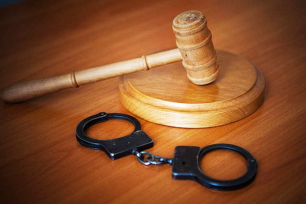 Суд заключил под стражу подсудимую Гусеву зарезавшую сожителя